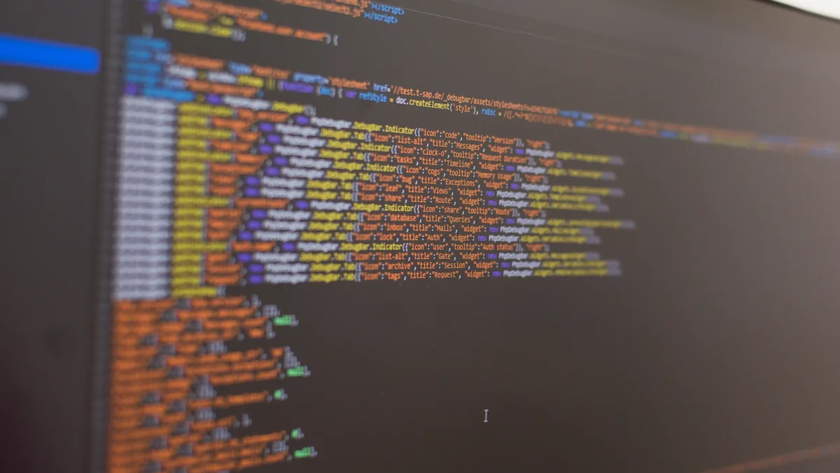 Nahaufnahme eines Bildschirms mit farbig hervorgehobenem Programmcode.