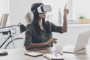 Arbeitnehmer loggen sich per VR-Brille ins Metaverse ein.
